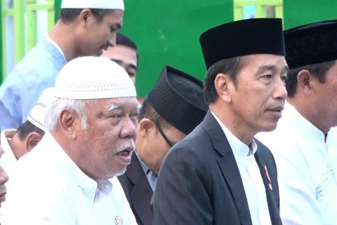 Momen Jokowi shalat Idul Adha di Simpang Lima Semarang