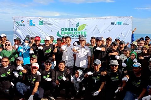 PLN Peduli dan YKL Indonesia gelar aksi bersihkan pantai