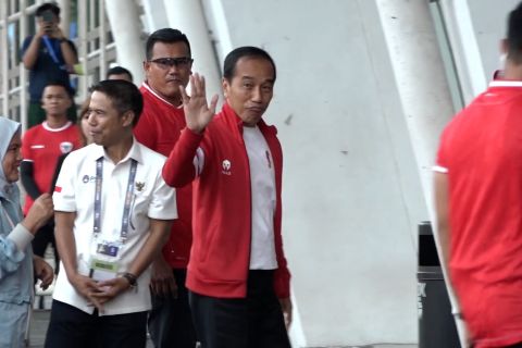Saksikan Indonesia vs Irak, Presiden Jokowi disambut para menteri