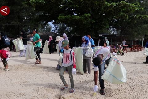 Milenial beraksi bersihkan sampah di Pantai Lampuuk Aceh
