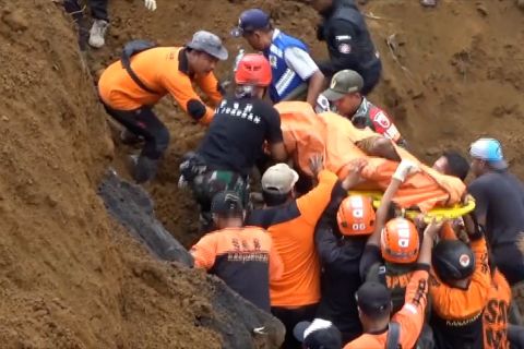 Satu korban tanah longsor tambang pasir Lumajang ditemukan meninggal