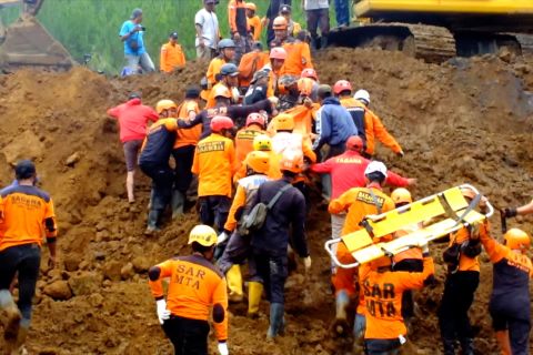 Satu lagi korban tanah longsor di Lumajang ditemukan tim SAR