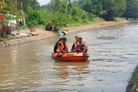 TNI AD dan relawan latihan siaga banjir di Pasuruan