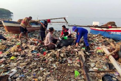 Polresta Bandarlampung bersihkan Pantai Sukaraja dalam rangka HUT ke-78 Bhayangkara