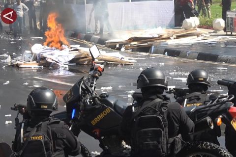 Saat aparat gabungan kendalikan ‘kerusuhan’ Pilkada Kota Malang