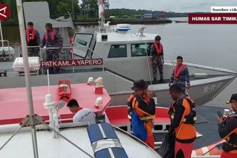 Cari kapal pengangkut BTS Bakti Kominfo, kapal Lanal Timika ikut bantu