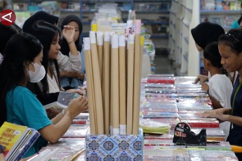 Libur tahun ajaran baru, warga serbu toko buku legendaris di Pontianak