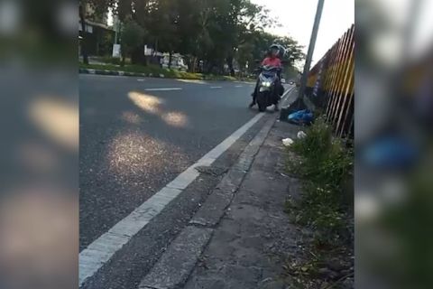 Sanksi berlaku, warga Kota Padang bisa laporkan pelaku pembuang sampah