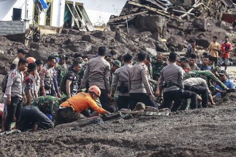 Sembilan korban ditemukan meninggal akibat banjir bandang di Ternate - Video