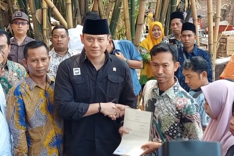 AHY serahkan puluhan sertifikat tanah  untuk perangi mafia tanah