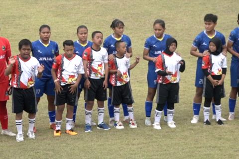 Anak-anak down syndrom warnai final sepak bola putri PON XXI