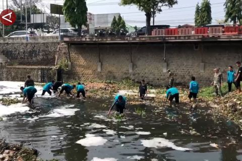 Antisipasi banjir, Kodim 0802 Ponorogo gandeng warga bersihkan sungai