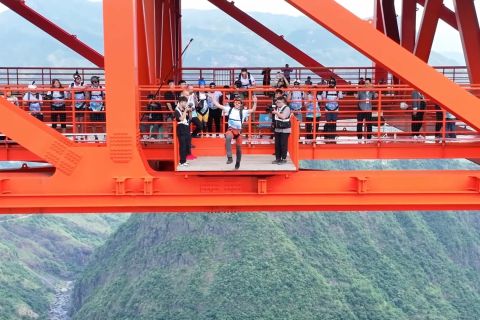 Atlet mancanegara terjun payung dari jembatan tertinggi di dunia