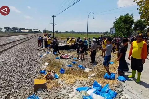 Truk tertubruk KA di pelintasan sebidang tak berpalang pintu