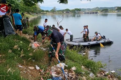 HUT ke-79 TNI, personel gabungan bersihkan Waduk Pusong Lhokseumawe