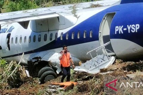 Insiden pesawat Trigana Air tergelincir di ujung landasan pacu Bandara Serui - Video