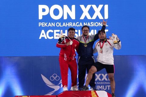 Pecahkan sejumlah rekor, Imam raih emas angkat besi kelas 109 kg