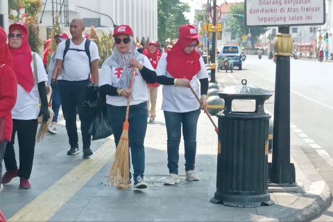 Ratusan warga bersih-bersih Kota Lama Surabaya