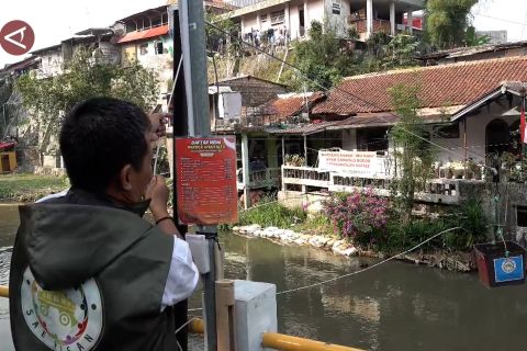 Sensasi jajan di warung kerek Sungai Cipakancilan Bogor