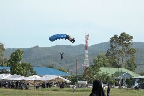 Tempuh puluhan kilometer, warga antusias tonton terjun payung PON XXI