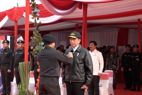 TNI AL beri brevet kehormatan Hiu Kencana kepada Presiden Joko Widodo