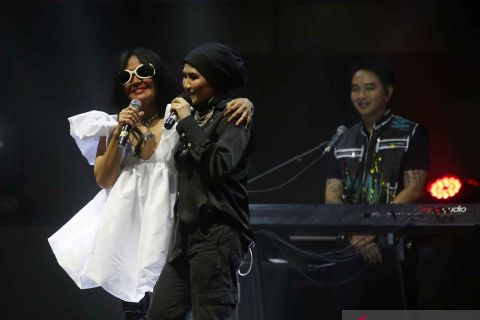 Konser dua lady rockers Indonesia Nicky Astria dan Atiek CB