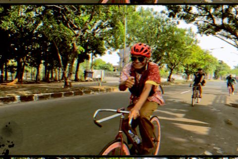 Gowes pakai batik, pesepeda di Bogor kampanye reduksi Fast Fashion