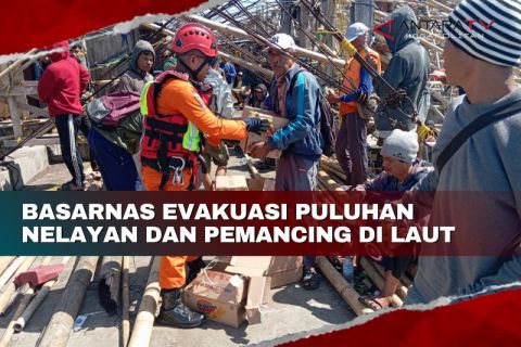 Basarnas evakuasi puluhan nelayan dan pemancing di laut Sukabumi