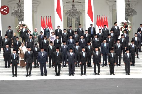 Momen Kabinet Merah Putih berfoto bersama di depan Istana Merdeka