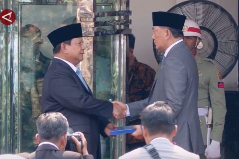 Prabowo diberi senjata dan cendera mata saat sertijab menhan