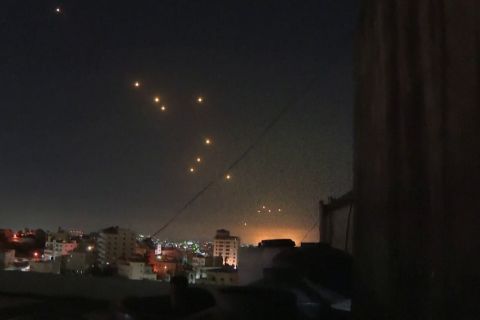 Gelombang rudal hujani wilayah Tepi Barat saat Iran serang Israel