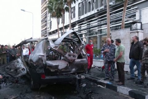 Peluru kendali hatam sebuah mobil di tengah kota Damaskus