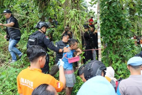 Polisi gelar rekonstruksi kasus pembunuhan gadis penjual gorengan - Video