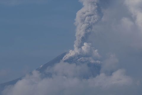 Lewotobi masih berstatus awas, warga amankan barang ke pengungsian