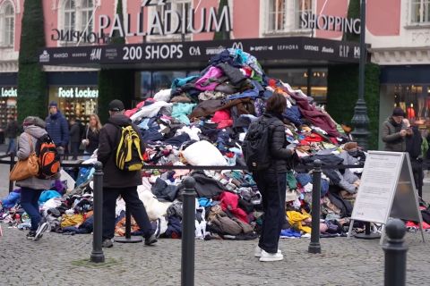 Aksi menumpuk sampah di Praha agar warga peduli limbah tekstil