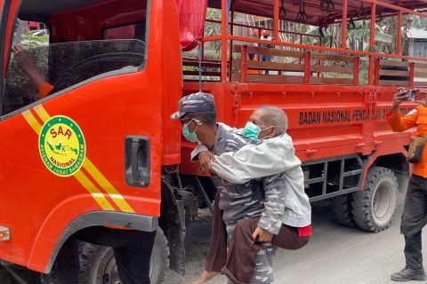 Area terdampak erupsi Gunung Lewotobi meluas, tim SAR evakuasi warga