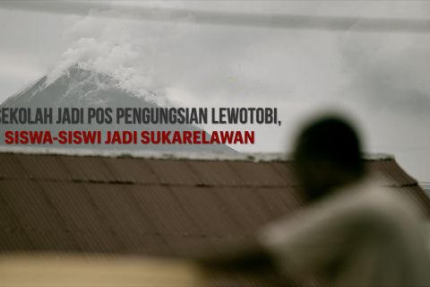 Sekolah jadi pos pengungsian Lewotobi, siswa-siswi jadi sukarelawan