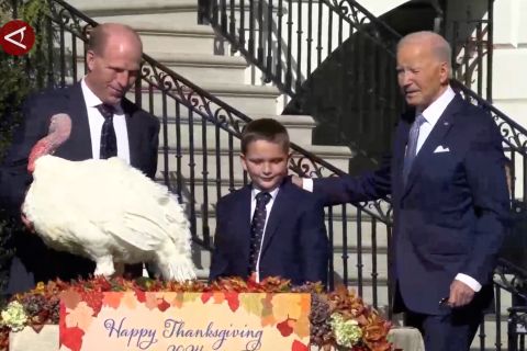 Tradisi Thanksgiving, Presiden Joe Biden ampuni sepasang kalkun