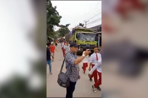 Dipicu kecelakaan, ratusan warga Tangerang hadang dan rusak truk