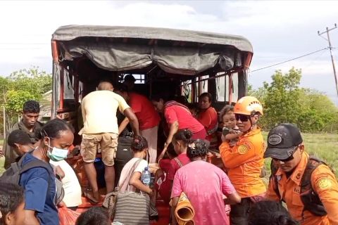 Gunung Lewotobi Laki-laki erupsi kembali, Tim SAR evakuasi warga