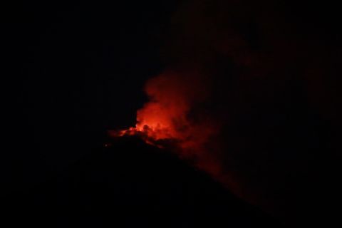 Gunung Lewotobi Laki-Laki semburkan lava pijar