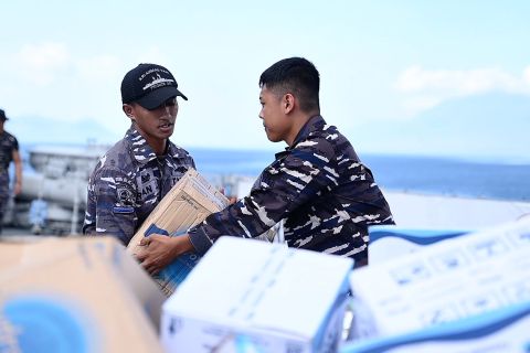 KRI Ahmad Yani yang bawa sejumlah bantuan tiba di Larantuka