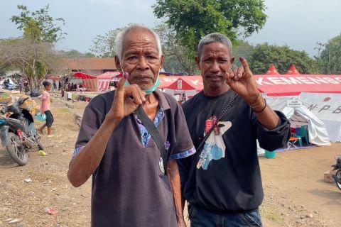 Pengungsi erupsi Gunung Lewotobi gunakan hak pilih di TPS relokasi