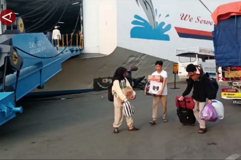 Penumpang terjebak penutupan bandara dari Flores tiba di Surabaya