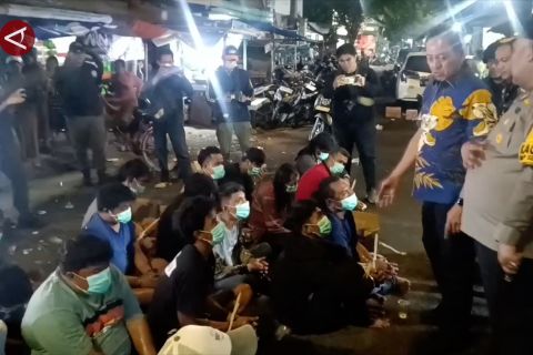 Polisi tangkap 25 orang saat gerebek kampung narkoba di Surabaya