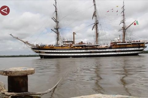 Kapal Amerigo Vespucci asal Italia bersandar di Pelabuhan Belawan