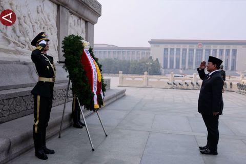 Prabowo lakukan tradisi Flower Tribute di Tiananmen, China