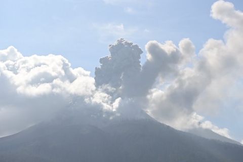 Gunung Lewotobi Laki-laki kembali erupsi setinggi 5.000 meter