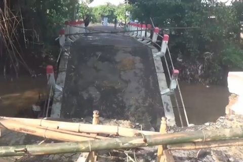 Jembatan penghubung desa di Ngawi roboh, BPBD koordinasi penanganan