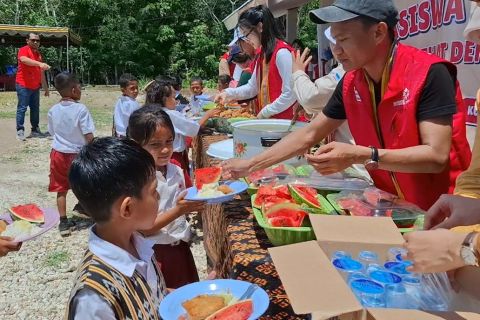 1000 Guru beri makanan bergizi gratis untuk anak-anak NTT